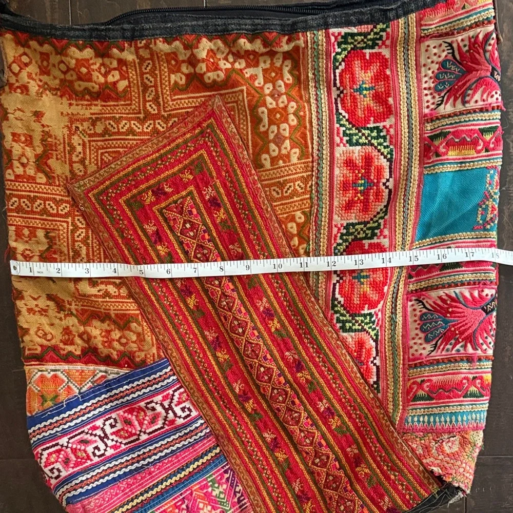 Colorful Embroidered Shoulder Bag - Picture 4 of 7